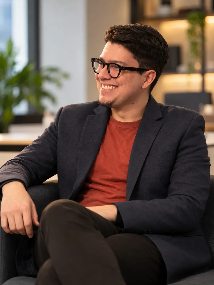 Dr. Bruno Caetano Almeida em seu consultório